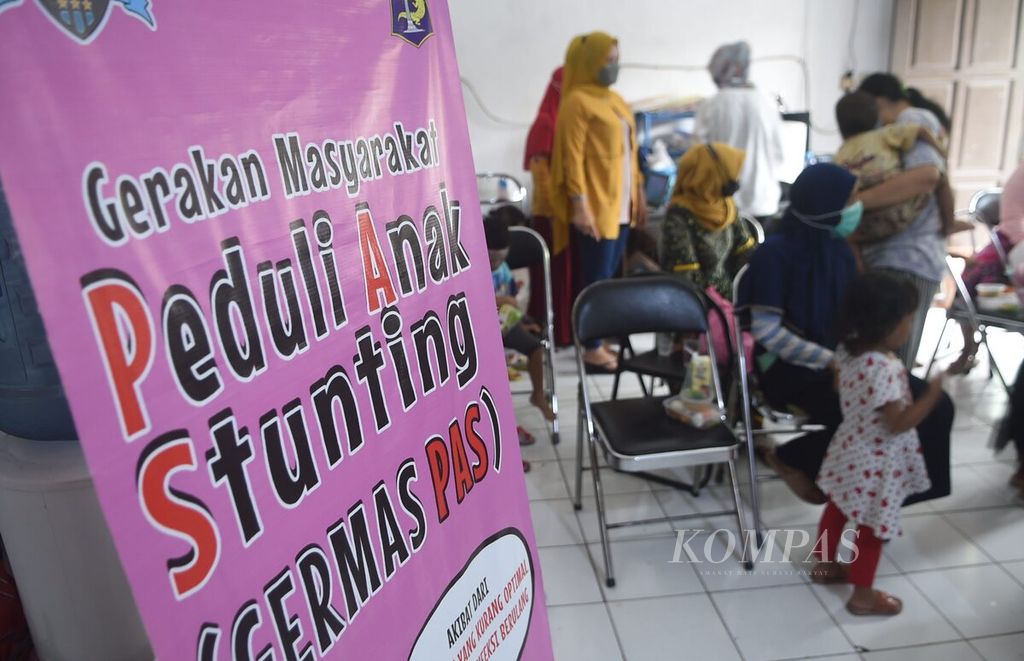 Ibu dan anak balitanya hadir untuk mengikuti program Gerakan Masyarakat Peduli Anak Stunting di Kantor Kelurahan Asemrowo, kecamatan Asemrowo, Surabaya, Jawa Timur, Jumat (3/12/2021).  