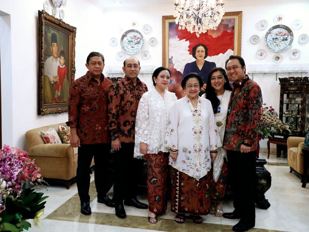 Ketua Umum PDI-P Megawati Soekarnoputri berfoto bersama keluarga di momentum hari pertama Lebaran, Sabtu (22/4/2023), di kediaman Megawati, Jalan Teuku Umar, Jakarta.