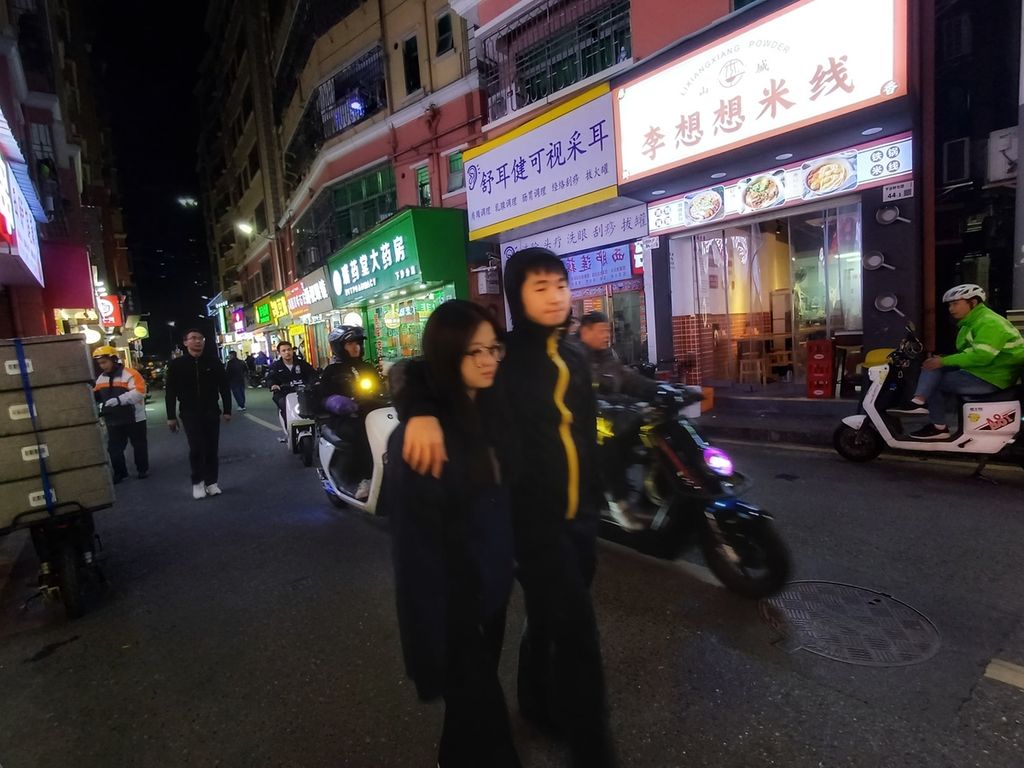 Suasana di salah satu gang pasar tradisional di sekitar pusat perbelanjaan di Shenzhen, Provinsi Guangdong, China, Rabu (20/12/2023).