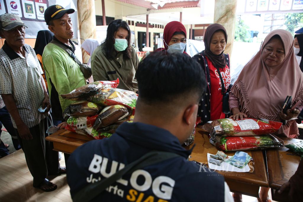 Petugas melayani masyarakat yang hendak membeli sembako murah di kantor Kelurahan Kramat Pela, Kebayoran Baru, Jakarta Selatan, Rabu (28/2/2024).