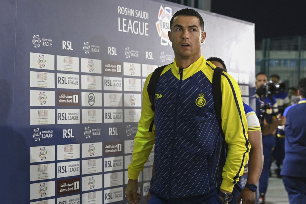 Cristiano Ronaldo, penyerang Al-Nassr, tiba di Stadion Pangeran Mohammed bin Fahd jelang laga melawan Ettifaq, Minggu (28/5/2023) dini hari WIB. Pada laga itu, Al-Nassr ditahan imbang Ettifaq sehingga gagal meraih trofi liga. 