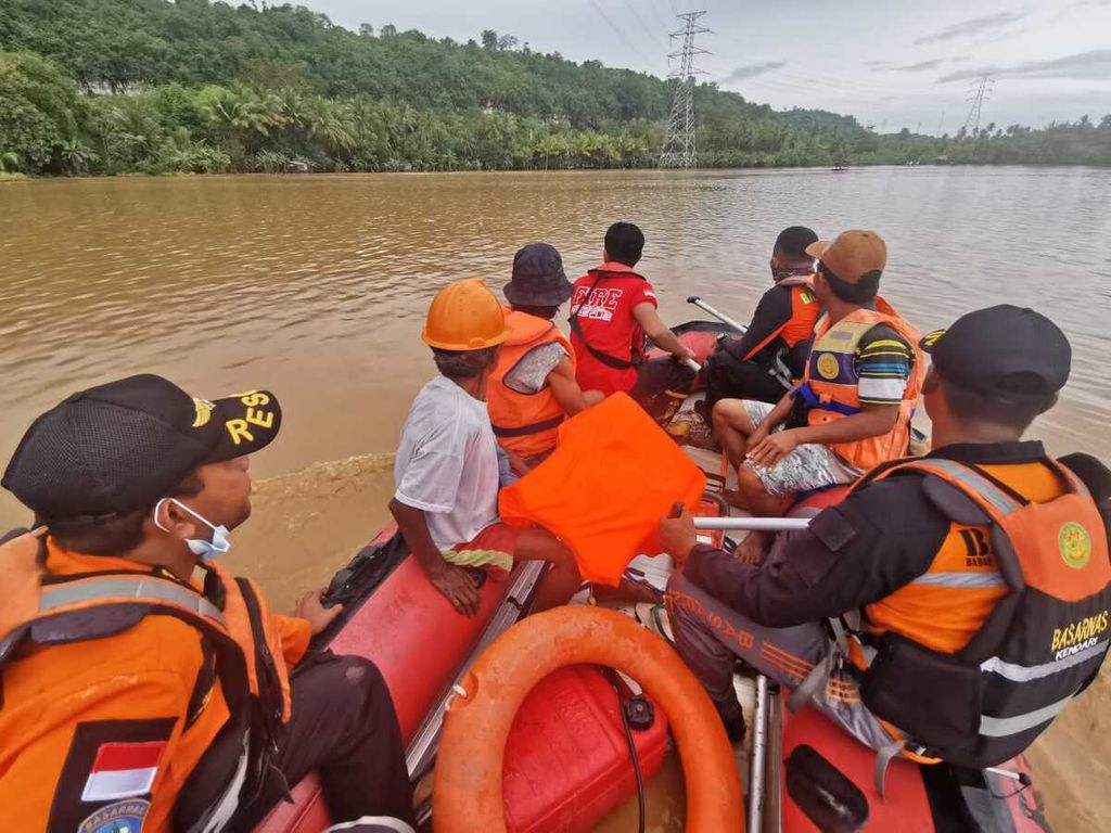 Petugas penyelamat mengevakuasi warga yang terjebak banjir di sejumlah kelurahan di Kecamatan Bungi, Baubau, Sulawesi Tenggara, Jumat (24/6/2022). Selain ratusan warga, sebanyak 200 hektar sawah terendam banjir dan terancam gagal panen. Banjir ditengarai akibat kerusakan hulu akibat penebangan hutan secara liar. 