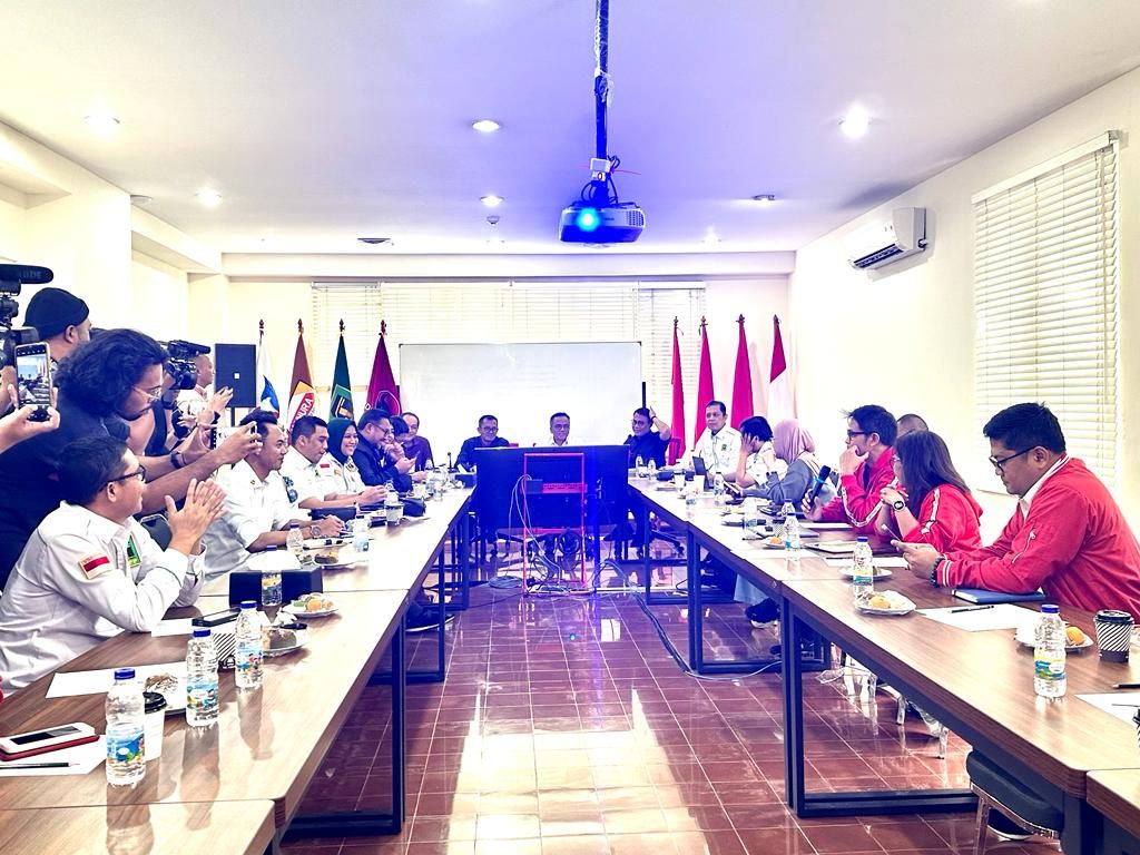 Aktivitas rapat partai politik pendukung Ganjar Pranowo di Pilpres 2024. Rapat yang dihadiri sekretaris jenderal dan pengurus DPP PDI-P, PPP, dan Perindo itu dilakukan di Rumah Aspirasi Relawan Ganjar Pranowo, Jakarta, Kamis (6/7/2023).
