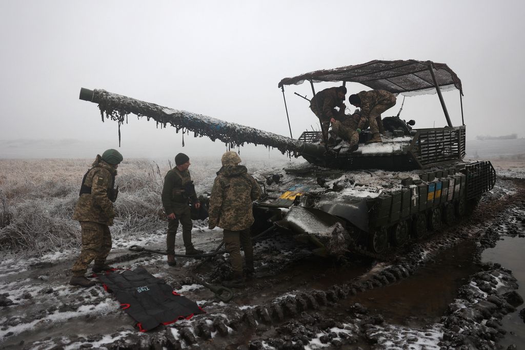Awak tank Ukraina mengikuti latihan tidak jauh dari garis depan arah Bakhmut, di Donetsk, Ukraina, pada Jumat (15/12/2023).