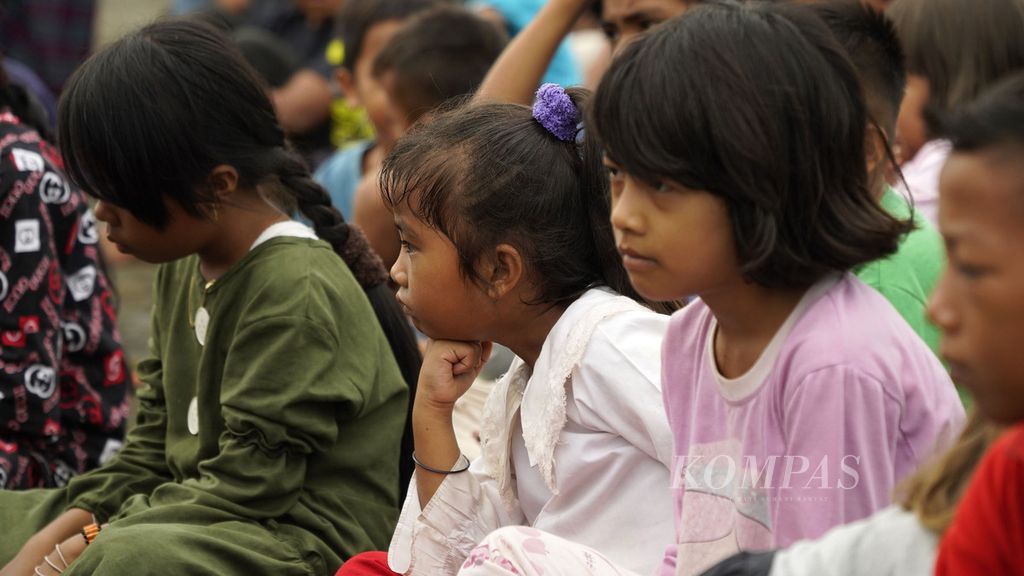 Anak-anak menunggu pembagian alat tulis dan gambar yang dibagikan relawan di kompleks kantor Bupati Pasaman Barat, Kabupaten Pasaman Barat, Sumatera Barat, Selasa (1/3/2022). Kegiatan menulis dan menggambar bersama ini sebagai bagian dari <i>trauma healing</i>. 