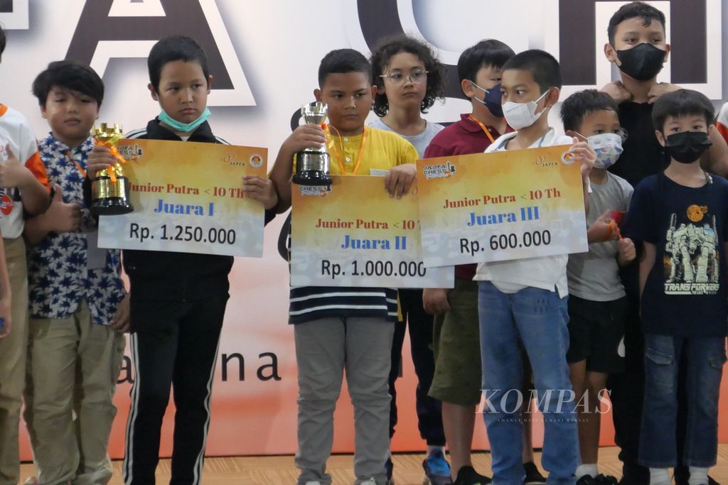 Penyerahan hadiah untuk pemenang kategori kelompok umur di bawah 10 Festival Catur JAPFA 2022 di Jakarta, Rabu (14/9/2022). Ajang kali ini memunculkan sejumlah calon pecatur berbakat, antara lain terlihat dari hasil yang didapat oleh pecatur muda tiga besar kelompok umur di bawah 10 tahun, yakni pecatur DKI Jakarta Almagro Hasian Gultom yang menjadi juara, pecatur Jawa Barat Davin Belmiro di urutan kedua, dan pecatur DKI Jakarta Farrel Kayz Mahendra di peringkat ketiga. 