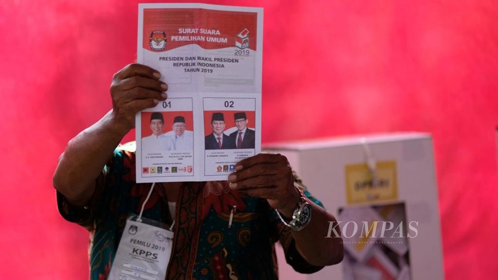 The vote counting process for the 2019 General Election at the 052 Polling Station, Petukangan Selatan Village, Pesanggrahan District, South Jakarta, Wednesday (17/4/2019)..