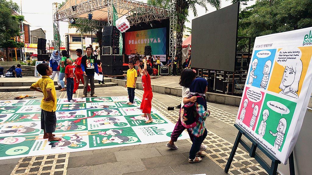  Anak-anak bermain di rangkaian kegiatan Peace Festival,  Minggu (12/2), di Makassar, Sulawesi Selatan. 