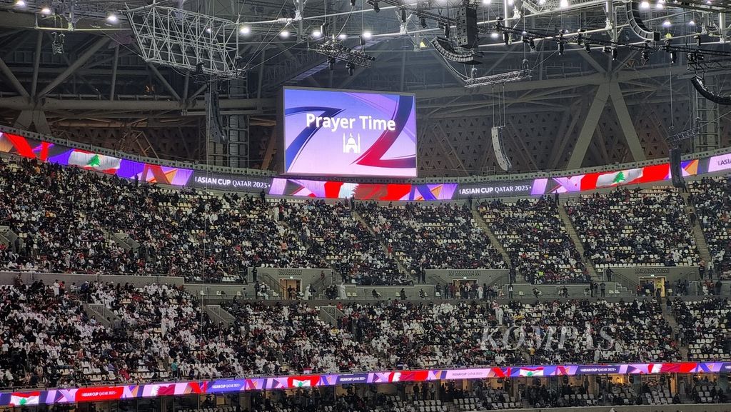 Tampilan layar yang mengumumkan waktu shalat di Stadion Lusail pada pembukaan Piala Asia 2023, Jumat (12/1/2024).