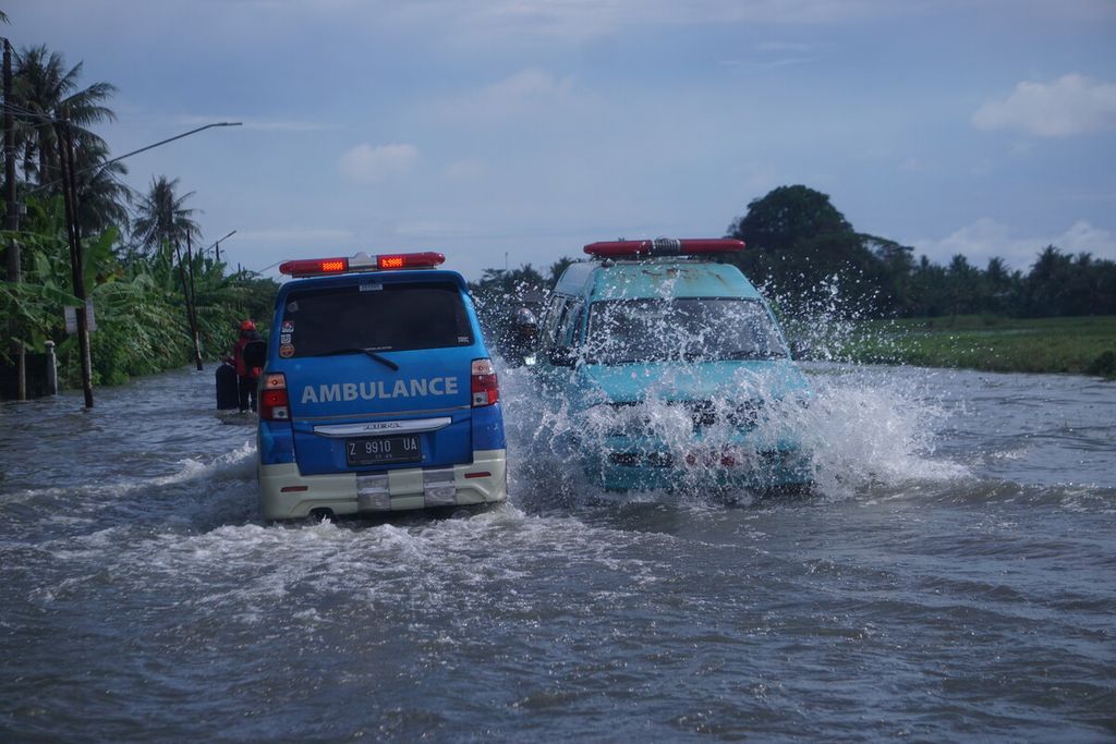 Ilustrasi: Dua ambulans melintasi banjir di Kawunganten, Cilacap, Jawa Tengah, Sabtu (8/10/2022). Di Cilacap, banjir melanda 3 kecamatan, 213 keluarga atau 852 orang terdampak banjir.