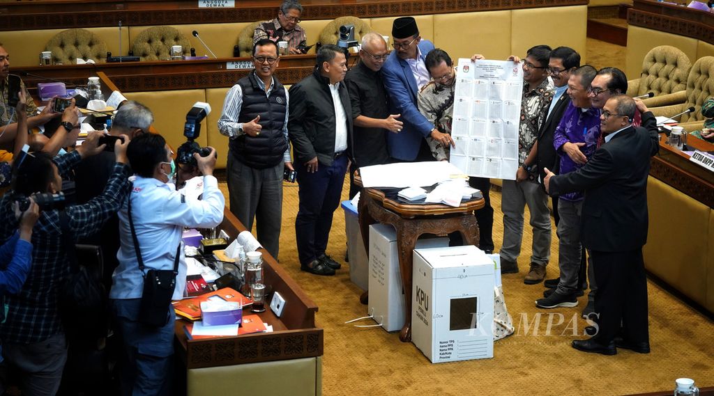Para anggota Dewan mengamati contoh surat suara yang dibawa Komisi Pemilihan Umum saat rapat dengar pendapat antara Komisi II DPR dan KPU di ruang sidang Komisi II DPR, Jakarta, Senin (29/5/2023). 