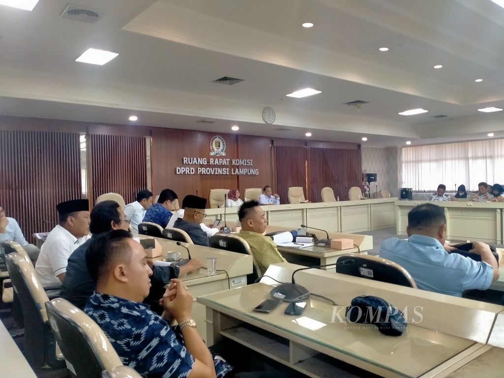 Suasana rapat dengar pendapat antara Komisi IV DPRD Lampung dan BPJN Lampung serta instansi terkait lainnya di Bandar Lampung, Senin (31/7/2023). Rapat tersebut antara lain membahas perbaikan jalan rusak di Lampung. 
