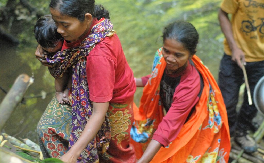 Ritual memandikan bayi Orang Rimba dalam Taman Nasional Bukit Duabelas, Sarolangun, Jambi, Sabtu (2/7/2022).