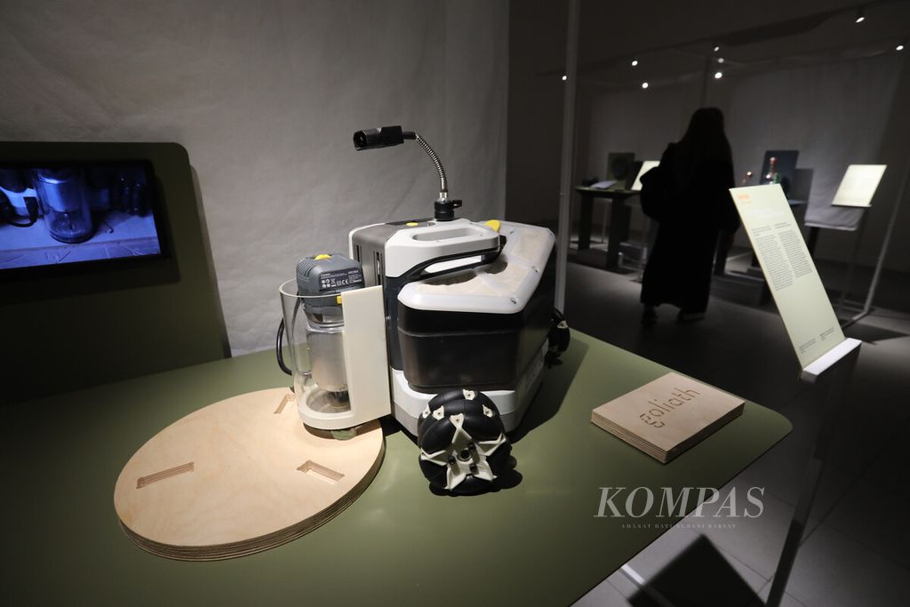 Robot otonom disuguhkan dalam pameran bertajuk ÒCreated in Italy: An Aptitude for the ImpossibleÓ yang digelar di Galeri Nasional Indonesia, Jakarta, Rabu (8/3/2023).