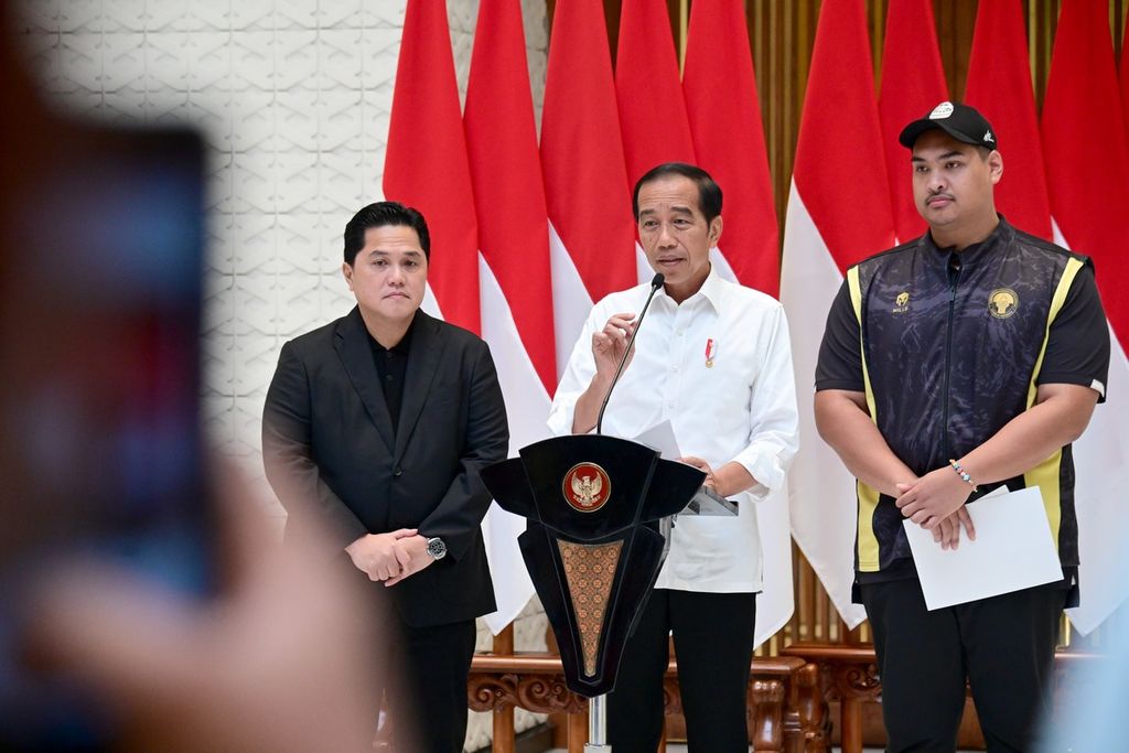 Presiden Joko Widodo menyampaikan apresiasi atas terselenggaranya Piala Dunia FIFA U-17 tahun 2023 di Pangkalan TNI AU Halim Perdanakusuma, Jakarta, Senin (4/12/2023).