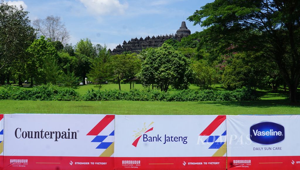 Papan pembatas jalan yang dipasang di rute Borobudur Marathon 2022, di Kawasan Borobudur, Kabupaten Magelang, Jawa Tengah, Kamis (10/11/2022). Lomba lari tersebut akan digelar pada Sabtu (12/11/2022) dan Minggu (13/11).