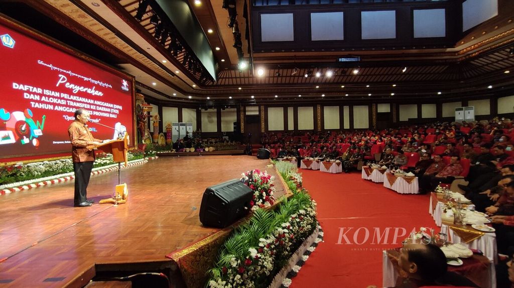 Gubernur Bali Wayan Koster memberikan pemaparannya dalam acara penyerahan DIPA dan TKD Tahun Anggaran 2023 Provinsi Bali di Gedung Ksirarnawa, Taman Budaya Bali, Kota Denpasar, Selasa (13/12/2022).