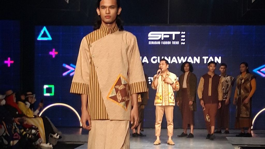 Desainer Elkana Gunawan Tan menampilkan karyanya dengan menggunakan wastra Nusantara dan kain perca di ajang Semarang Fashion Trend 2022, yang berlangsung pada 4-6 Agustus 2022. 