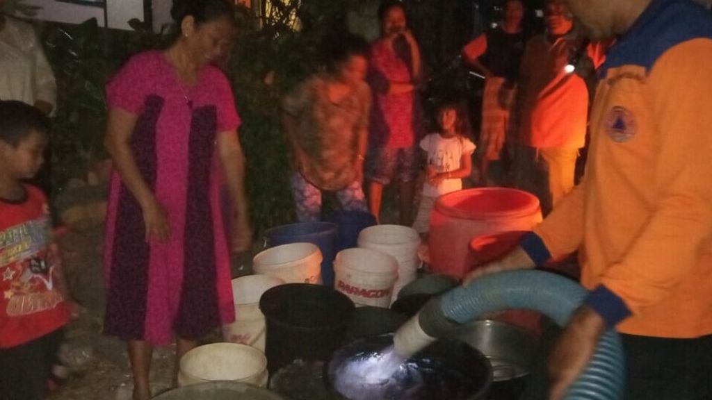 Petugas BPBD Kabupaten Kediri, Jawa Timur, tengah memberikan bantuan air bersih kepada warga Dusun/Desa Kalipang, Kecamatan Grogol, Kabupaten Kediri, Senin (21/10/2019) malam.