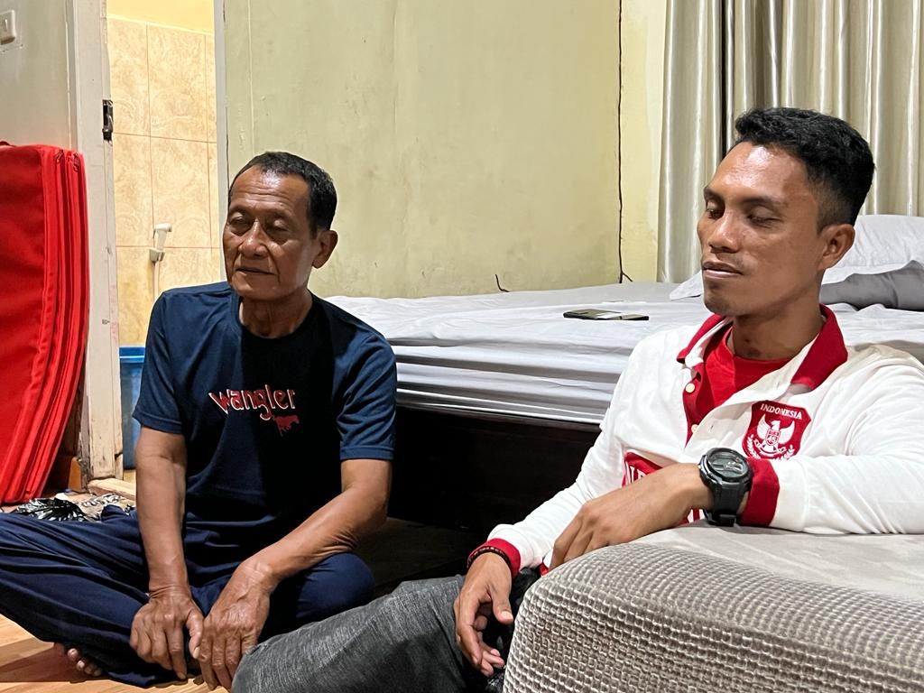 Naharuddin (kiri) dan Aco Marendeng (kanan) menceritakan perjuangan mereka bertahan di tengah laut, Minggu (29/5/2022) malam.
