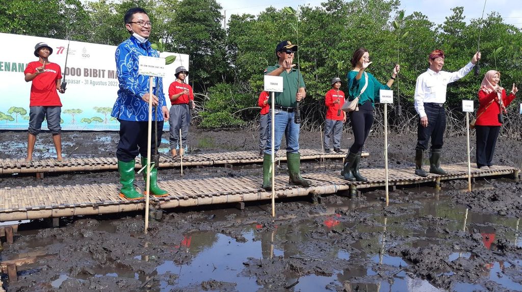 Kegiatan Bakti Lingkungan Djarum Foundation diisi penanaman 5.000 bibit mangrove di kawasan Tahura Ngurah Rai di wilayah Pemogan, Denpasar Selatan, Kota Denpasar, Rabu (31/8/2022).