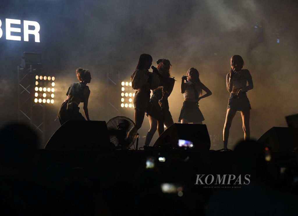 Kelompok Secret Number dari Korea Selatan tampil di Joyland Stage dalam  hari kedua Joyland Festival 2022 yang berlangsung di Stadion Softball Gelora Bung Karno, Jakarta, Sabtu (5/11/2022). 