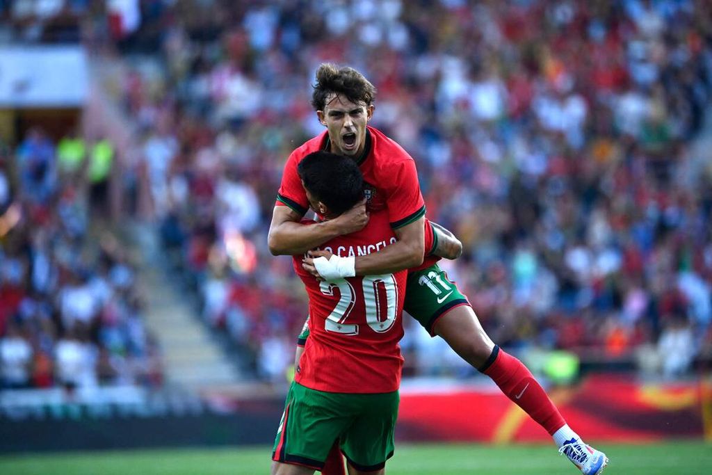 Penyerang Portugal, Joao Felix, merayakan gol ke gawang Irlandia pada laga uji coba jelang Piala Eropa 2024 di Aveiro, Selasa (11/6/2024). 