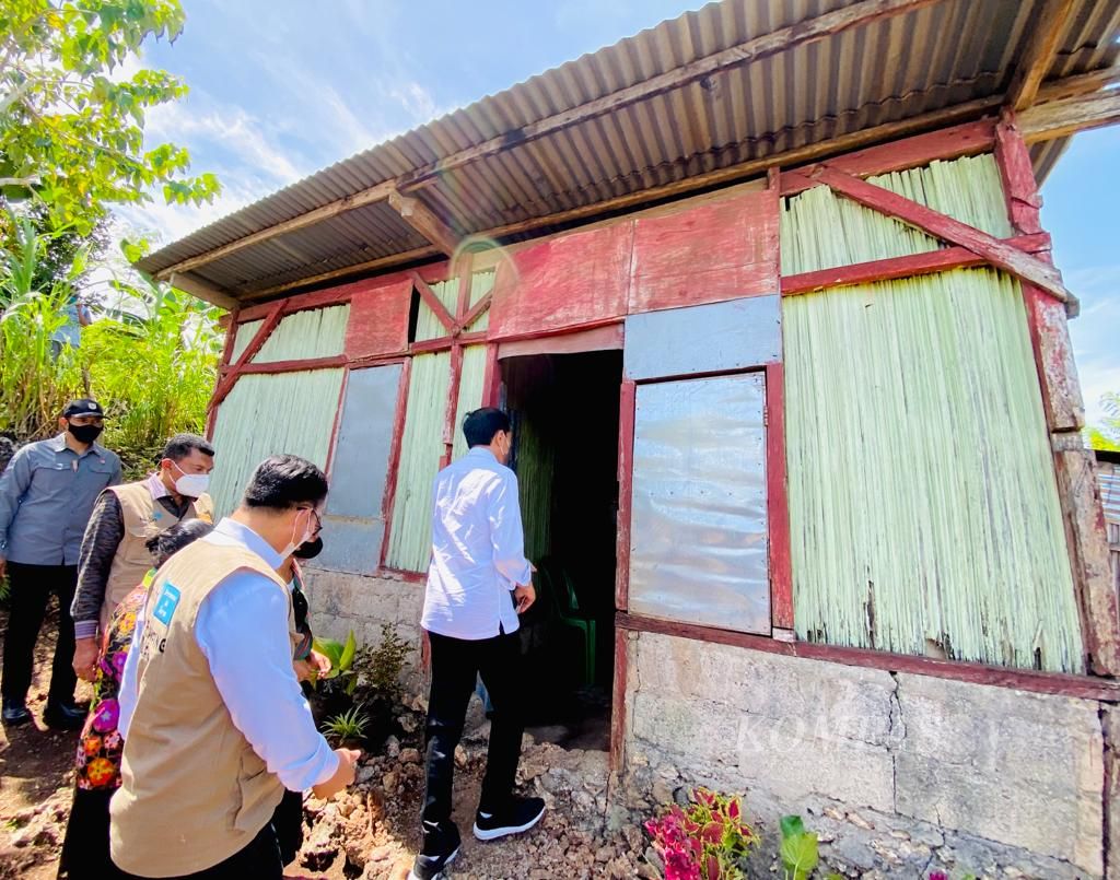 Presiden Joko Widodo meninjau rumah warga di Desa Kasetnana, Kabupaten Timor Tengah Selatan, NTT, Kamis (24/3/2022). Presiden juga berdialog dengan warga. Di kabupaten ini, angka tengkes (stunting) masih cukup tinggi. Setidaknya 48 dari 100 anak balita mengalami tengkes.