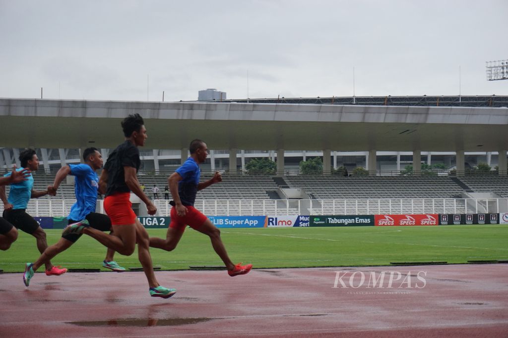 Sprinter Indonesia, Lalu Muhammad Zohri, memimpin <i>time trial</i> dalam rangka persiapan untuk kualifikasi Olimpiade Paris 2024, di Stadion Madya Gelora Bung Karno, Senayan, Jakarta, Sabtu (9/3/2024) pagi. 
