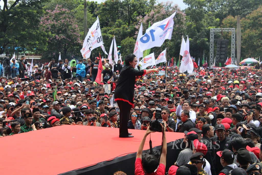 Ketua Umum PDI-P Megawati Soekarnoputri berorasi di depan ribuan pendukung pasangan capres-cawapres Ganjar Pranowo-Mahfud MD dalam kampanye terbuka di Lapangan Tegalega, Kota Bandung, Jawa Barat, Minggu (21/1/2024).