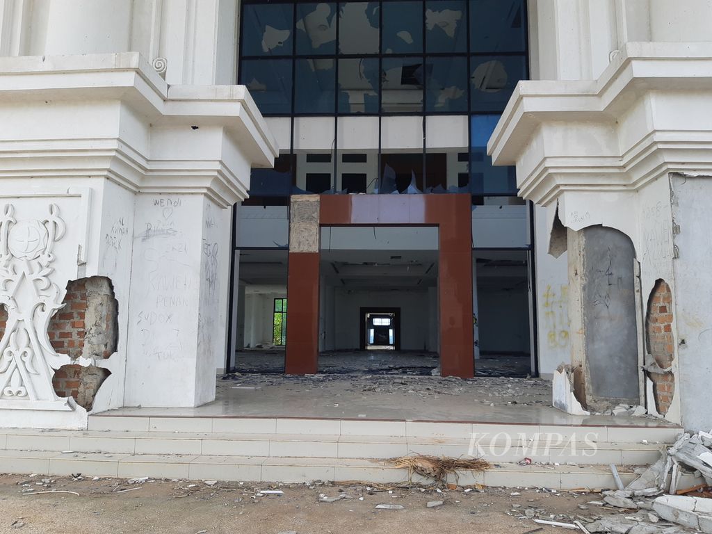 Gedung bakal kantor Gubernur Lampung di kawasan Kota Baru, Lampung, dalam kondisi rusak, Selasa (18/4/2023). Pembangunan gedung itu mangkrak selama satu dekade terakhir. Padahal, kawasan itu digadang-gadang bakal menjadi kompleks pusat pemerintahan baru Pemerintah Provinsi Lampung.