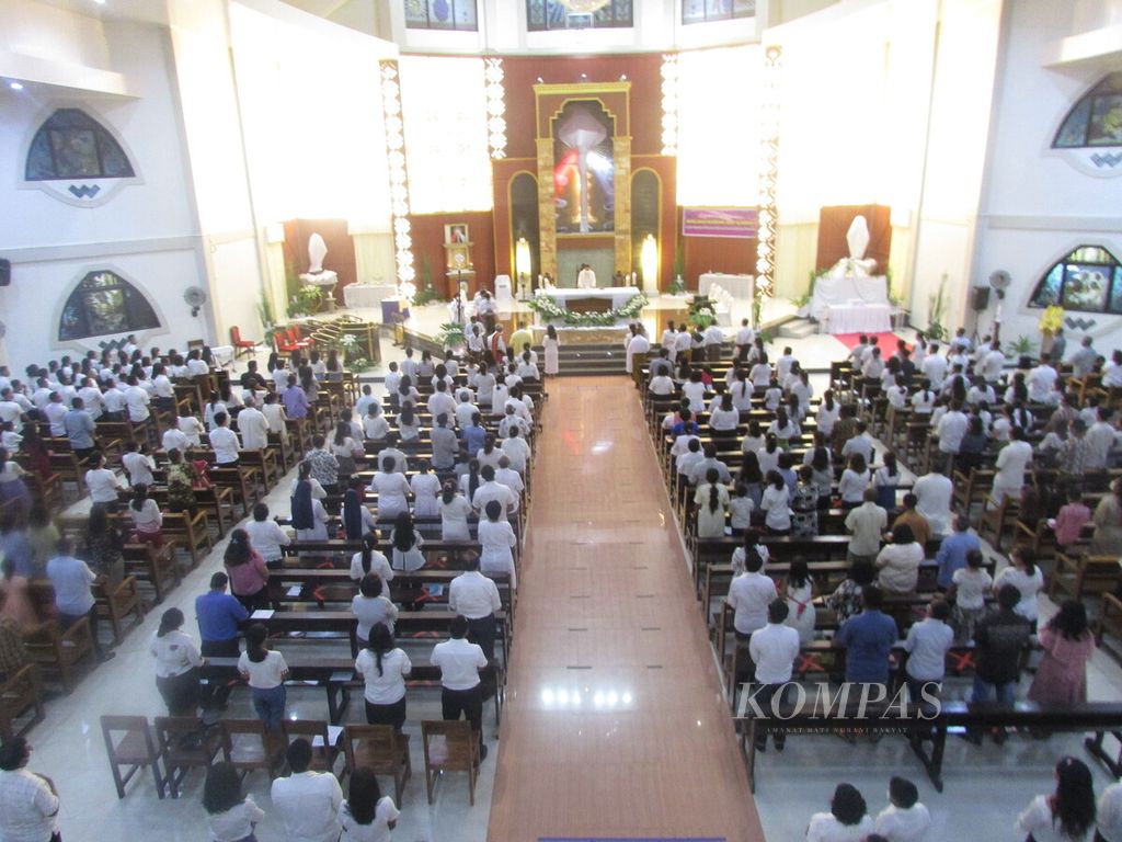 Misa peringatan malam perjamuan Yesus bersama para rasul di Gereja Santo Yoseph Pekerja Penfui, Kupang, Kamis (14/4/2022). Semua umat mengenakan baju serba putih, simbol cinta kasih.