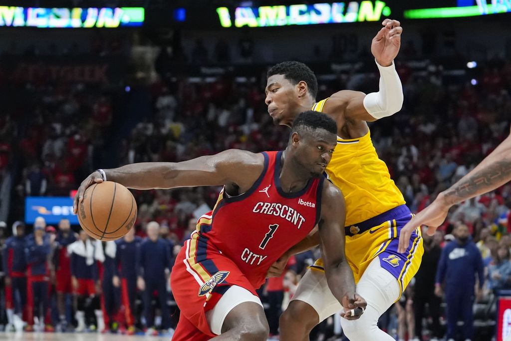 New Orleans Pelicans player, Zion Williamson (left), dribbles the ball accompanied by Los Angeles Lakers player, Rui Hachimura, during an NBA play-in match, Wednesday (17/4/2024) morning Indonesian time, in New Orleans . The Lakers won with a score of 110-106.
