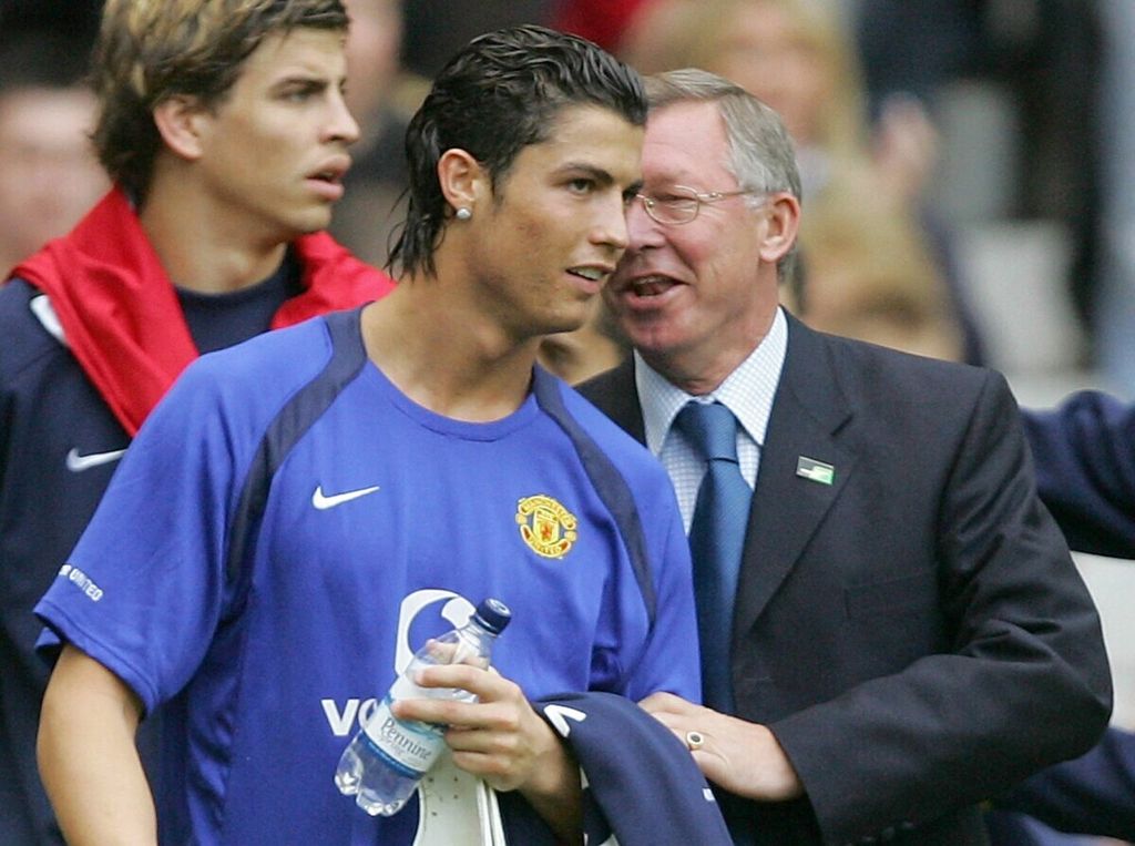 Dokumentasi Oktober 2005 ini memperlihatkan Alex Ferguson (kanan) berbincang dengan Cristiano Ronaldo. Ferguson merupakan manajer tersukses Manchester United. 