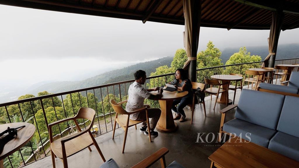 Suasana Restoran Ngiring Ngewedang di Munduk, Banjar, Buleleng, Bali, Selasa (30/1/2018). Restoran dengan pemandangan apik menjadi tempat berinteraksi yang menyenangkan dengan teman.