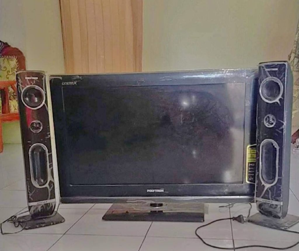 Televisi merek Polytron berukuran 32 inci milik Aleks Natonis yang hendak diperbaiki di pusat servis TV di Kupang, Jumat (15/7/2022). TV tabung seperti ini harus dilengkapi dengan alat set  top box atau STB untuk menghasilkan siaran digital.