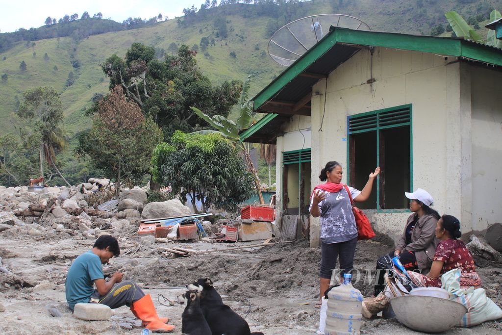 Warga mulai memeriksa rumahnya yang rusak akibat banjir bandang di Desa Simangulampe, Kecamatan Baktiraja, Kabupaten Humbang Hasundutan, Sumatera Utara, Jumat (8/12/2023). Hingga hari ketujuh, baru dua korban meninggal ditemukan, 10 lainnya masih hilang.