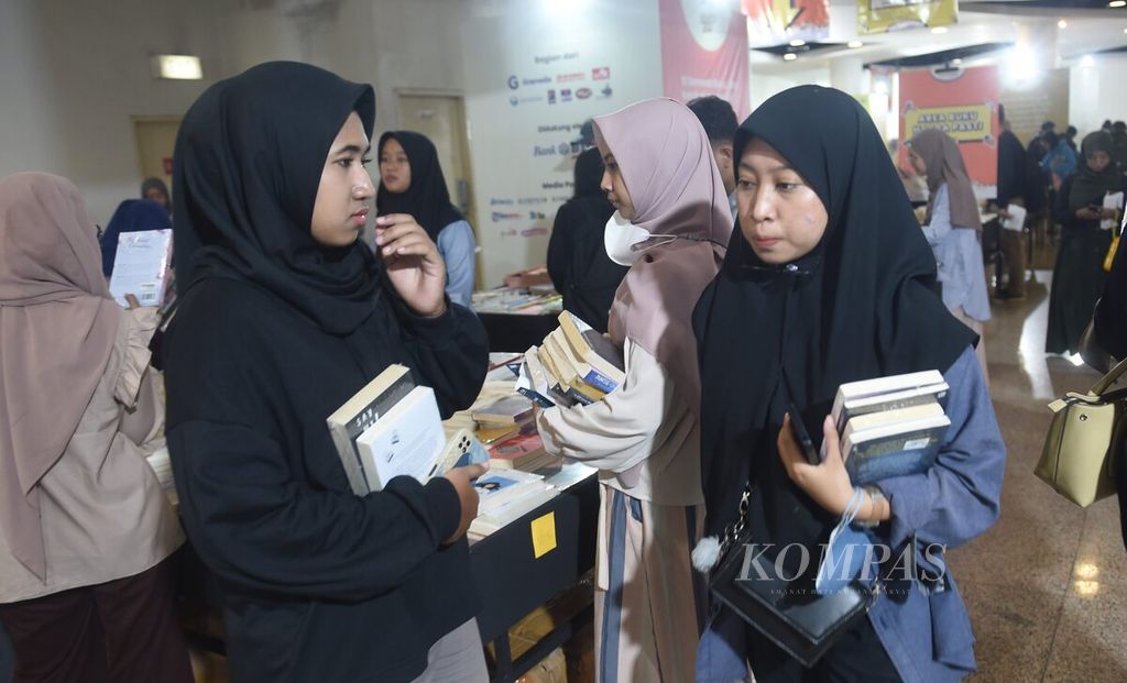 Pengunjung membawa buku dalam Semesta Buku Gramedia di Tunjungan Plaza, Surabaya, Rabu (27/2/2024). Kegiatan tersebut memberikan kesempatan masyarakat mendapat buku berkualitas dengan harga murah. Banyak pembaca buku yang dipermalukan, diejek, atau direndahkan. 