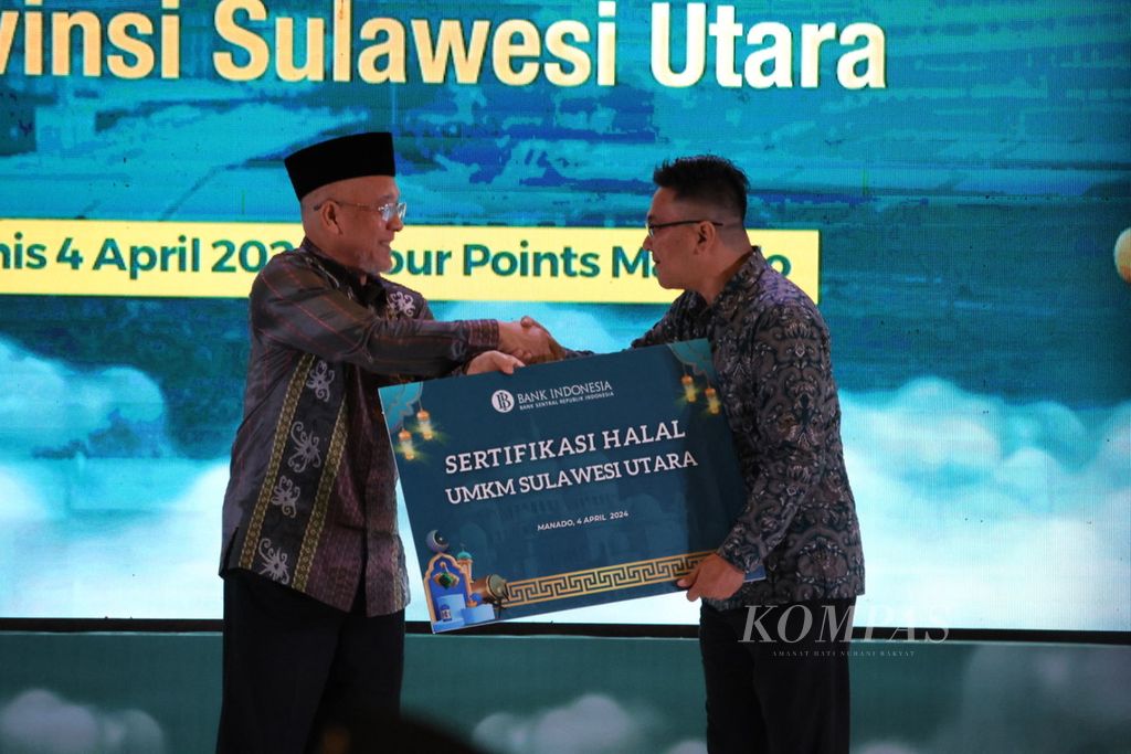 Kepala Perwakilan Bank Indonesia Sulawesi Utara Andry Prasmuko menyerahkan sertifikasi halal kepada pelaku usaha di Sulawesi Utara, Grandi Kaparang, Kamis (4/4/2024).