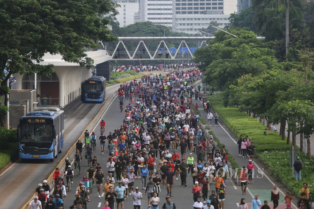 Masyarakat berolahraga di Jalan Jenderal Sudirman, Jakarta, Minggu (18/2/2024). Selepas Pemilu 2024.  
