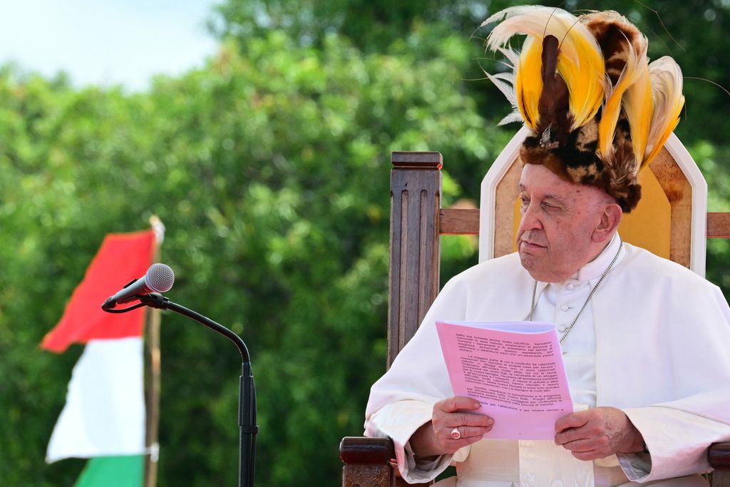 Paus Fransiskus menyampaikan pidato di depan Katedral Salib Suci di Vanimo, Papua Niugini, Minggu (8/9/2024). 