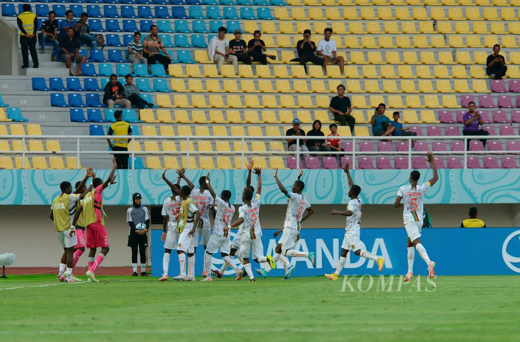 Pemain timnas Mali saat merayakan gol saat melawan Piala Dunia U-17 2023 di Stadion Manahan, Kota Surakarta, Jumat (10/11/2023). Stadion Manahan menjadi salah satu tempat pertandingan Piala Dunia U-17 tim yang masuk Grup B antara lain Kanada, Mali, Spanyol, dan Uzbekistan. 