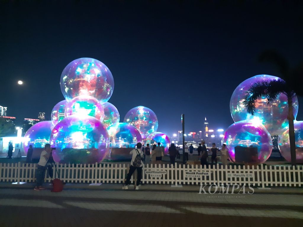 Instalasi seni berbentuk gelembung setinggi hingga 9 meter dipajang di taman seni Hong Kong, Senin (25/3/2024).
