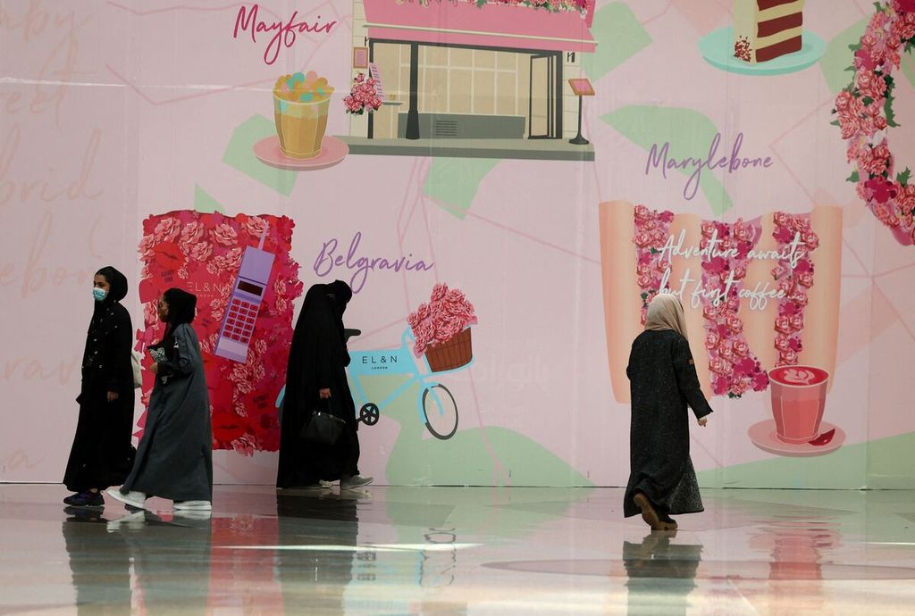 Beberapa perempuan berjalan melewati iklan menjelang Hari Valentine di Mal Panorama, Riyadh, Arab Saudi, 9 Februari 2022. 