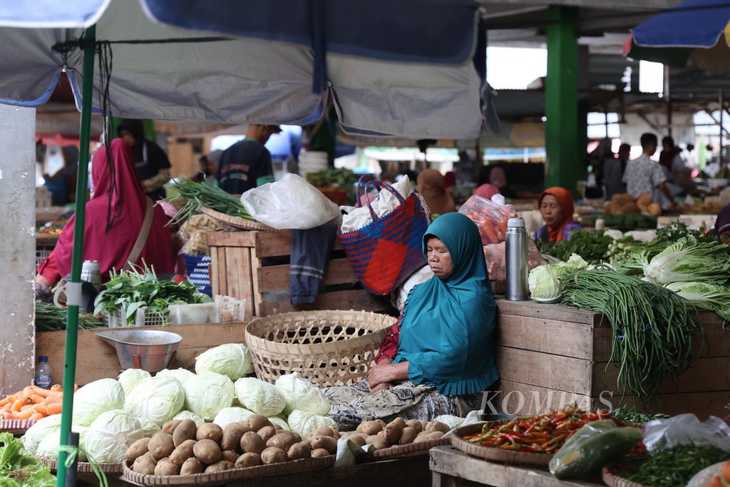 Seorang penjual sayuran tertidur saat berdagang di Pasar Rejowinangun, Kota Magelang, Jawa Tengah, Kamis (13/10/2022). 