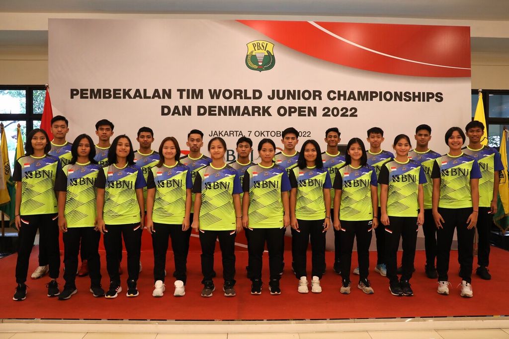 Anggota tim Piala Suhandinata Indonesia yang akan berlaga pada Kejuaraan Dunia Bulu Tangkis Junior 2022, berfoto usai pelepasan di pelatnas Cipayung, Jakarta, Jumat (7/10/2022).