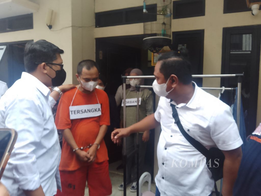 Aparat dari Polres Metro Jakarta Selatan menggelar rekonstruksi kasus pembunuhan Panca Darmansyah (41) terhadap empat anaknya di Jagakarsa, Jakarta Selatan, Jumat (29/12/2023). 