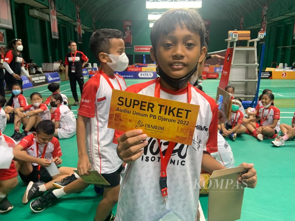 Seorang peserta audisi PB Djarum menunjukkan super tiket yang diperoleh dari panitia di GOR Djarum Jati, Kabupaten Kudus, Jawa Tengah, Minggu (23/10/2022)