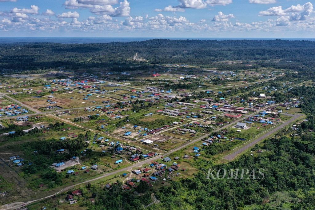 Lansekap Kota Kenyam, ibu kota kabupaten Nduga, Sabtu (16/10/2021). Kabupaten yang terbentuk pada tahun 2008 ini merupakan pemekaran dari Kabupaten Jayawijaya, dengan luas wilayah 12.941 kilometer persegi.
