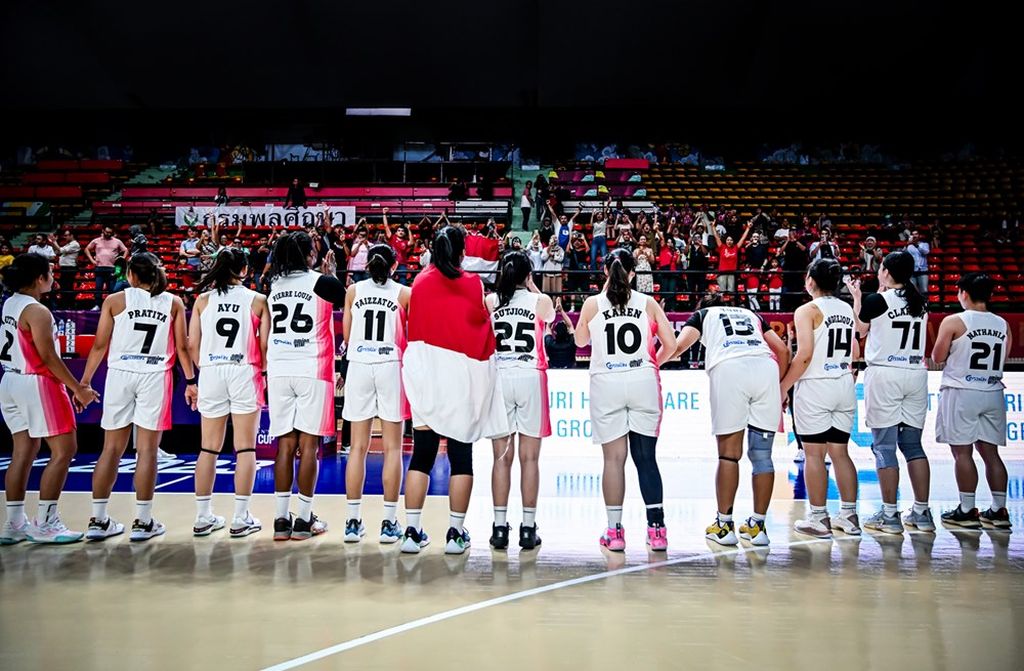 Pemain tim nasional bola basket putri meraih juara Piala Asia FIBA 2023 Divisi B setelah mengalahkan Iran, di Nimibutr Stadium, Bangkok, Thailand, Sabtu (19/8/2023) malam.